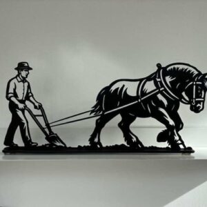 statuette d'un fermier et son cheval de trait au labour